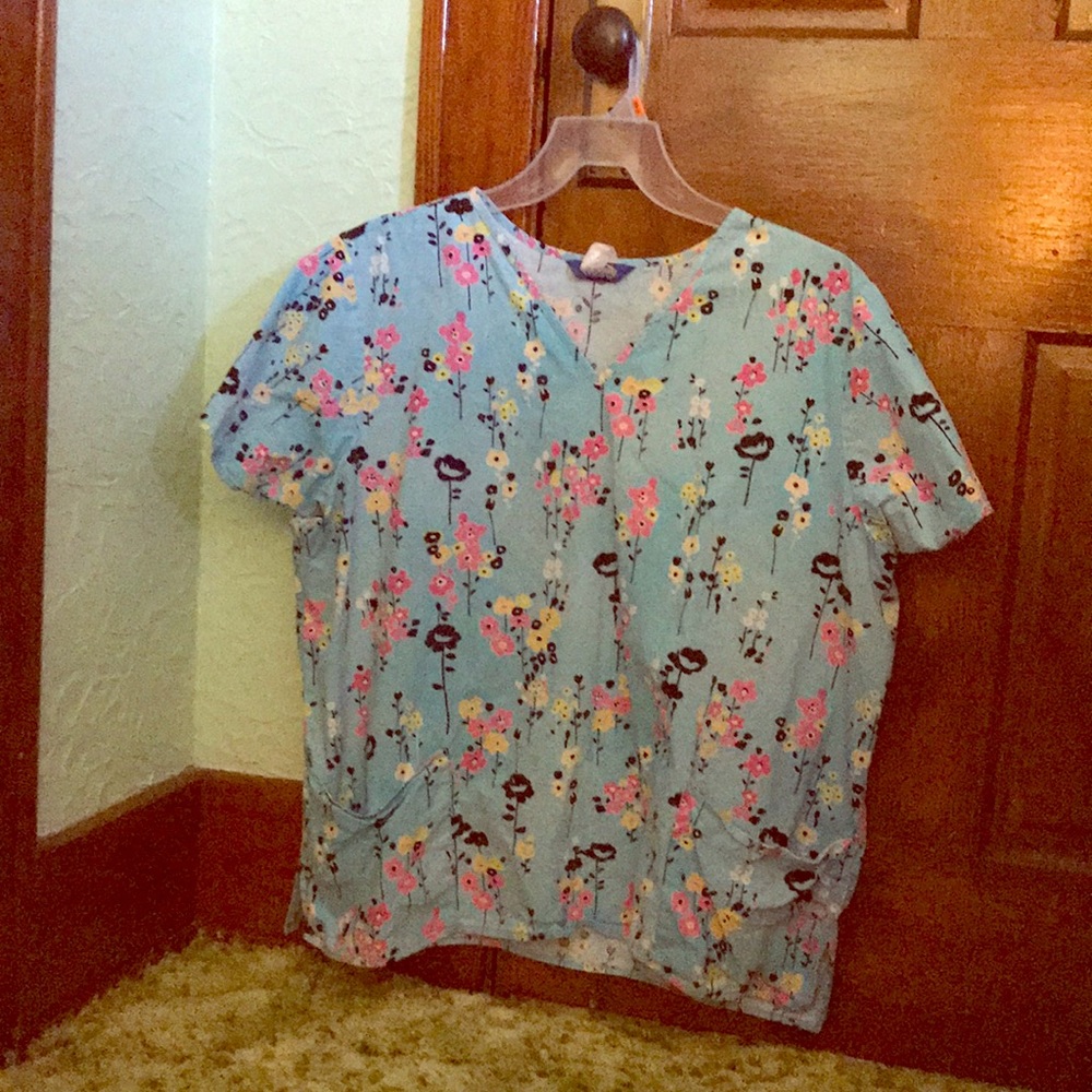 ‼️Floral scrub top ‼️
